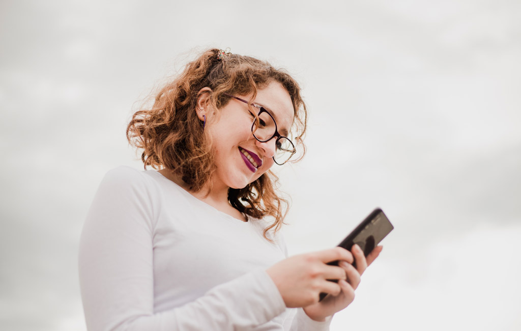 Mujer digitando en un celular