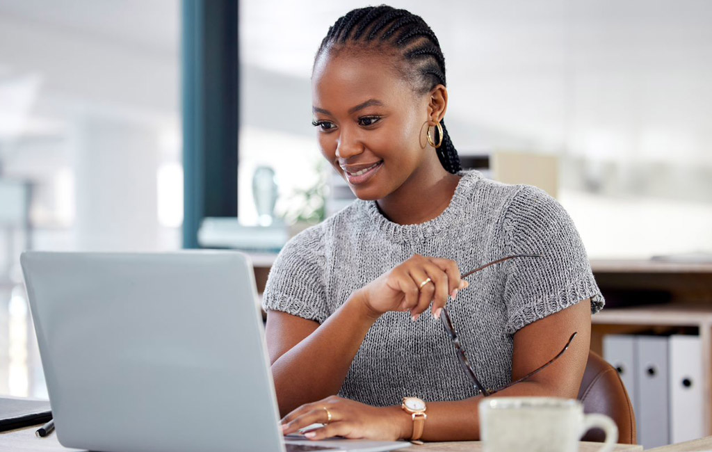 Mujer viendo información en un computador portatíl