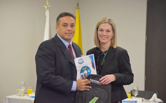 Hernando Salom Brito, Secretario de Salud de Maicao y María Cristina Ortegón Berg, Directora de Participación Ciudadana.