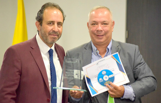 Superintendente Nacional de Salud Fabio Aristizábal Ángel y el ganador del concurso Carlos Eric Azcárate Vásquez, Secretario de Salud Departamental de Guainía.
